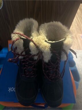 Clarks Black Winter Boots with Cream Fur and Burgundy Laces